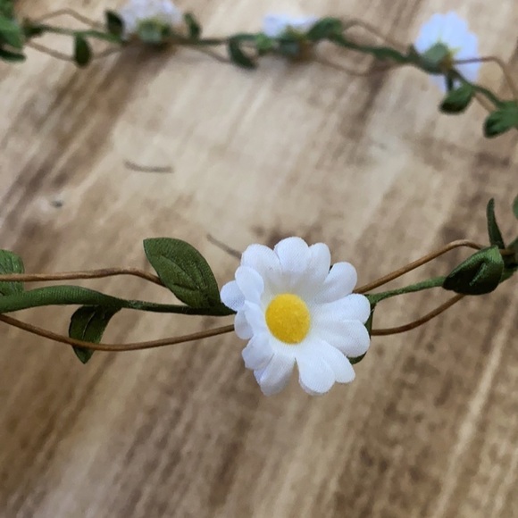 3/$25 HAND CRAFTED FLORAL CROWN O/S - Picture 3 of 4